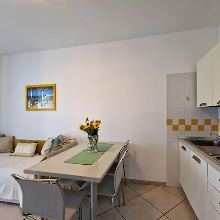 Luminous One Bedroom Flat With Side Sea View *