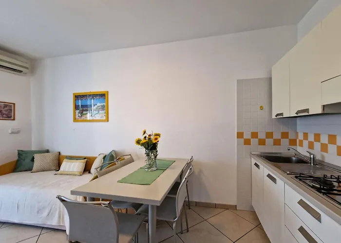 Luminous One Bedroom Flat With Side Sea View *
