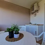 Luminous One Bedroom Flat With Side Sea View Appartamento *
