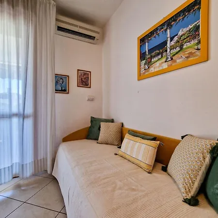 Luminous One Bedroom Flat With Side Sea View Appartamento *