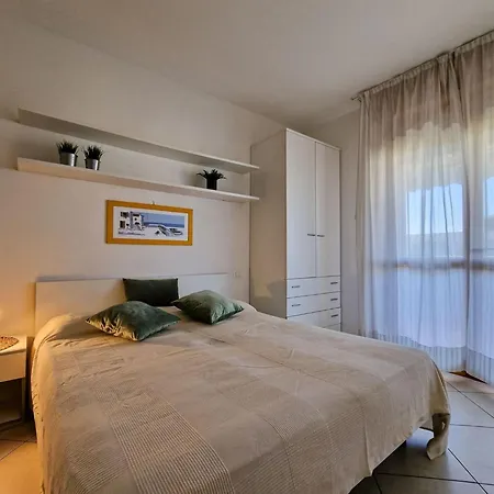 Luminous One Bedroom Flat With Side Sea View Appartamento